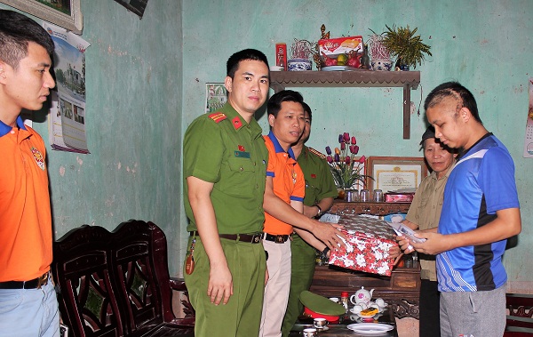 Đoàn tặng quà Trung úy Phạm Văn Tuân, cán bộ Công an huyện gặp tai nạn trên đường làm nhiệm vụ giúp dân phòng chống bão lũ